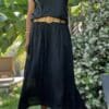 Jupe longue Elena – Voile de coton noir Élégante, fluide et pleine de charme, la jupe Elena est votre nouvelle pièce noire préférée. Couleur : noir Matière : voile de coton doublé Ceinture : amovible, à nouer Taille : unique (convient du 36 au 44) Coupe : longue, fluide, féminine Fabrication : italienne Associez-la au t-shirt Isaée noir pour un total look chic et confortable. Parfaite pour les journées d'été comme pour les soirées élégantes. Description courte : Jupe longue Elena en voile de coton noir, légère et doublée. Taille élastique confortable, ceinture amovible. Taille unique 36 à 44. Fabrication italienne.