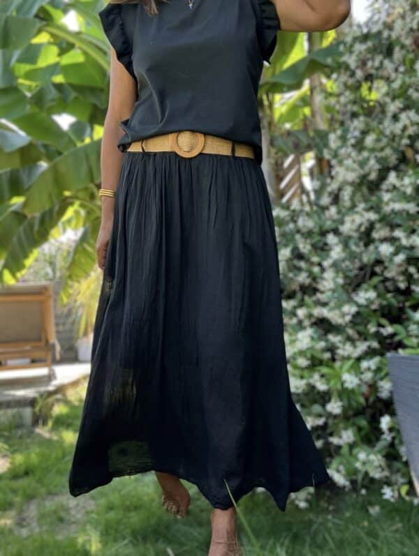 Jupe longue Elena – Voile de coton noir Élégante, fluide et pleine de charme, la jupe Elena est votre nouvelle pièce noire préférée. Couleur : noir Matière : voile de coton doublé Ceinture : amovible, à nouer Taille : unique (convient du 36 au 44) Coupe : longue, fluide, féminine Fabrication : italienne Associez-la au t-shirt Isaée noir pour un total look chic et confortable. Parfaite pour les journées d'été comme pour les soirées élégantes. Description courte : Jupe longue Elena en voile de coton noir, légère et doublée. Taille élastique confortable, ceinture amovible. Taille unique 36 à 44. Fabrication italienne.