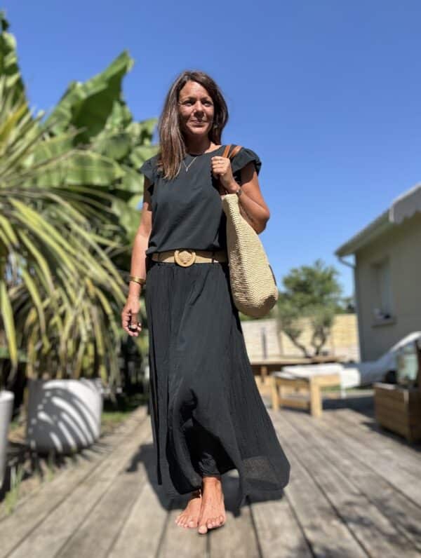 Jupe longue Elena – Voile de coton noir Élégante, fluide et pleine de charme, la jupe Elena est votre nouvelle pièce noire préférée. Couleur : noir Matière : voile de coton doublé Ceinture : amovible, à nouer Taille : unique (convient du 36 au 44) Coupe : longue, fluide, féminine Fabrication : italienne Associez-la au t-shirt Isaée noir pour un total look chic et confortable. Parfaite pour les journées d'été comme pour les soirées élégantes. Description courte : Jupe longue Elena en voile de coton noir, légère et doublée. Taille élastique confortable, ceinture amovible. Taille unique 36 à 44. Fabrication italienne.
