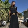 Jupe longue Elena – Voile de coton noir Élégante, fluide et pleine de charme, la jupe Elena est votre nouvelle pièce noire préférée. Couleur : noir Matière : voile de coton doublé Ceinture : amovible, à nouer Taille : unique (convient du 36 au 44) Coupe : longue, fluide, féminine Fabrication : italienne Associez-la au t-shirt Isaée noir pour un total look chic et confortable. Parfaite pour les journées d'été comme pour les soirées élégantes. Description courte : Jupe longue Elena en voile de coton noir, légère et doublée. Taille élastique confortable, ceinture amovible. Taille unique 36 à 44. Fabrication italienne.