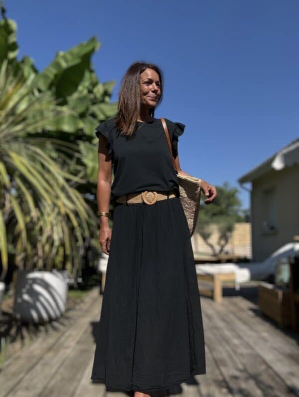 Jupe longue Elena – Voile de coton noir Élégante, fluide et pleine de charme, la jupe Elena est votre nouvelle pièce noire préférée. Couleur : noir Matière : voile de coton doublé Ceinture : amovible, à nouer Taille : unique (convient du 36 au 44) Coupe : longue, fluide, féminine Fabrication : italienne Associez-la au t-shirt Isaée noir pour un total look chic et confortable. Parfaite pour les journées d'été comme pour les soirées élégantes. Description courte : Jupe longue Elena en voile de coton noir, légère et doublée. Taille élastique confortable, ceinture amovible. Taille unique 36 à 44. Fabrication italienne.