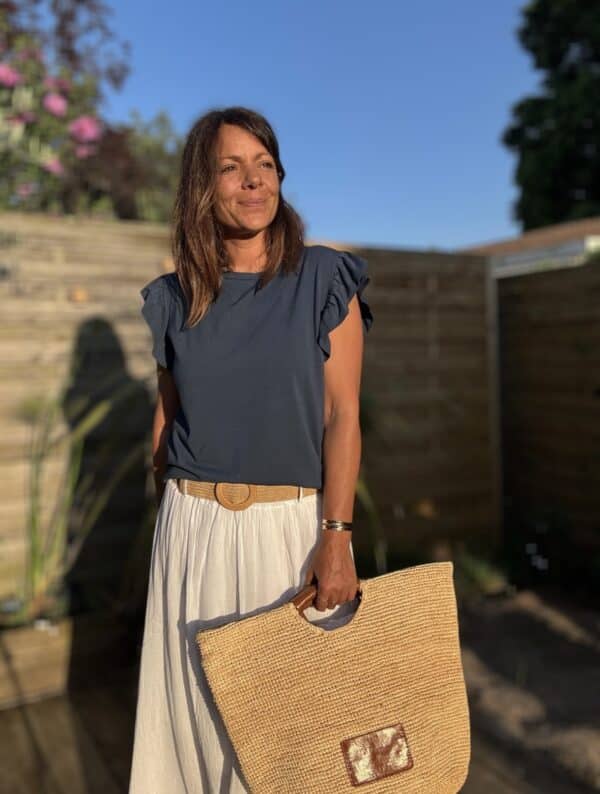 T-shirt Isaée – Marine Isaée en version marine, c’est le t-shirt chic et féminin que l’on porte sans y penser… et qu’on garde longtemps. Couleur : bleu marine (disponible aussi en vanille, camel, jean, terracotta, noir) Matière : coton doux Col : rond Manches : petit volant discret Coupe : droite Taille unique : convient du 36 au 40 Fabrication : italienne Facile à porter, élégant sans effort. Isaée en marine deviendra vite votre nouveau basique préféré.