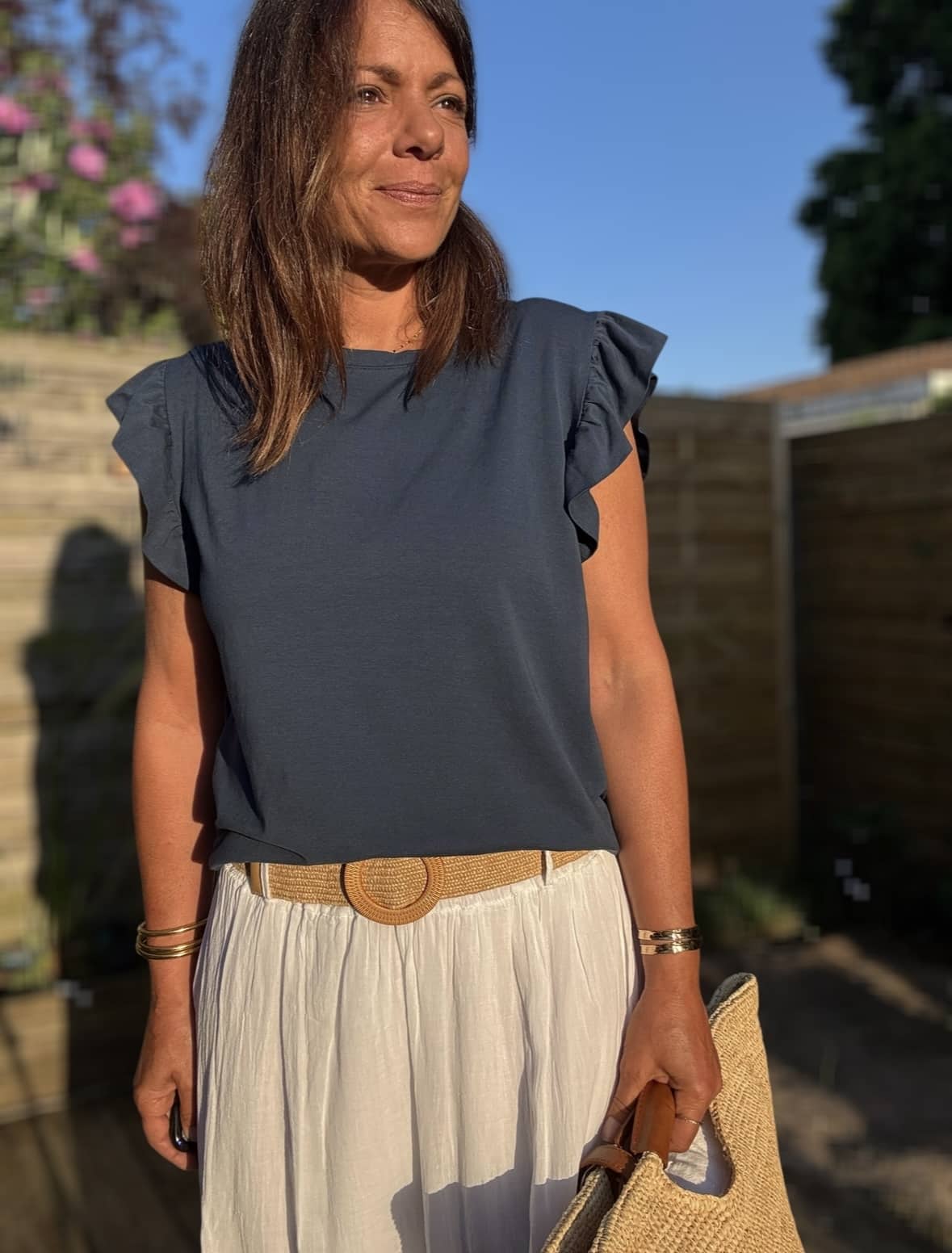 T-shirt Isaée – Marine Isaée en version marine, c’est le t-shirt chic et féminin que l’on porte sans y penser… et qu’on garde longtemps. Couleur : bleu marine (disponible aussi en vanille, camel, jean, terracotta, noir) Matière : coton doux Col : rond Manches : petit volant discret Coupe : droite Taille unique : convient du 36 au 40 Fabrication : italienne Facile à porter, élégant sans effort. Isaée en marine deviendra vite votre nouveau basique préféré.