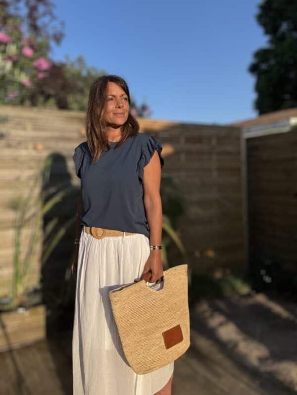 T-shirt Isaée – Marine Isaée en version marine, c’est le t-shirt chic et féminin que l’on porte sans y penser… et qu’on garde longtemps. Couleur : bleu marine (disponible aussi en vanille, camel, jean, terracotta, noir) Matière : coton doux Col : rond Manches : petit volant discret Coupe : droite Taille unique : convient du 36 au 40 Fabrication : italienne Facile à porter, élégant sans effort. Isaée en marine deviendra vite votre nouveau basique préféré.