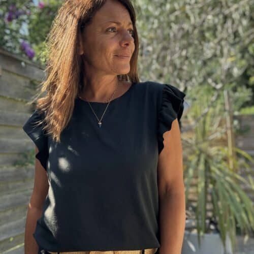 T-shirt Isaé noir manches courtes volantées
