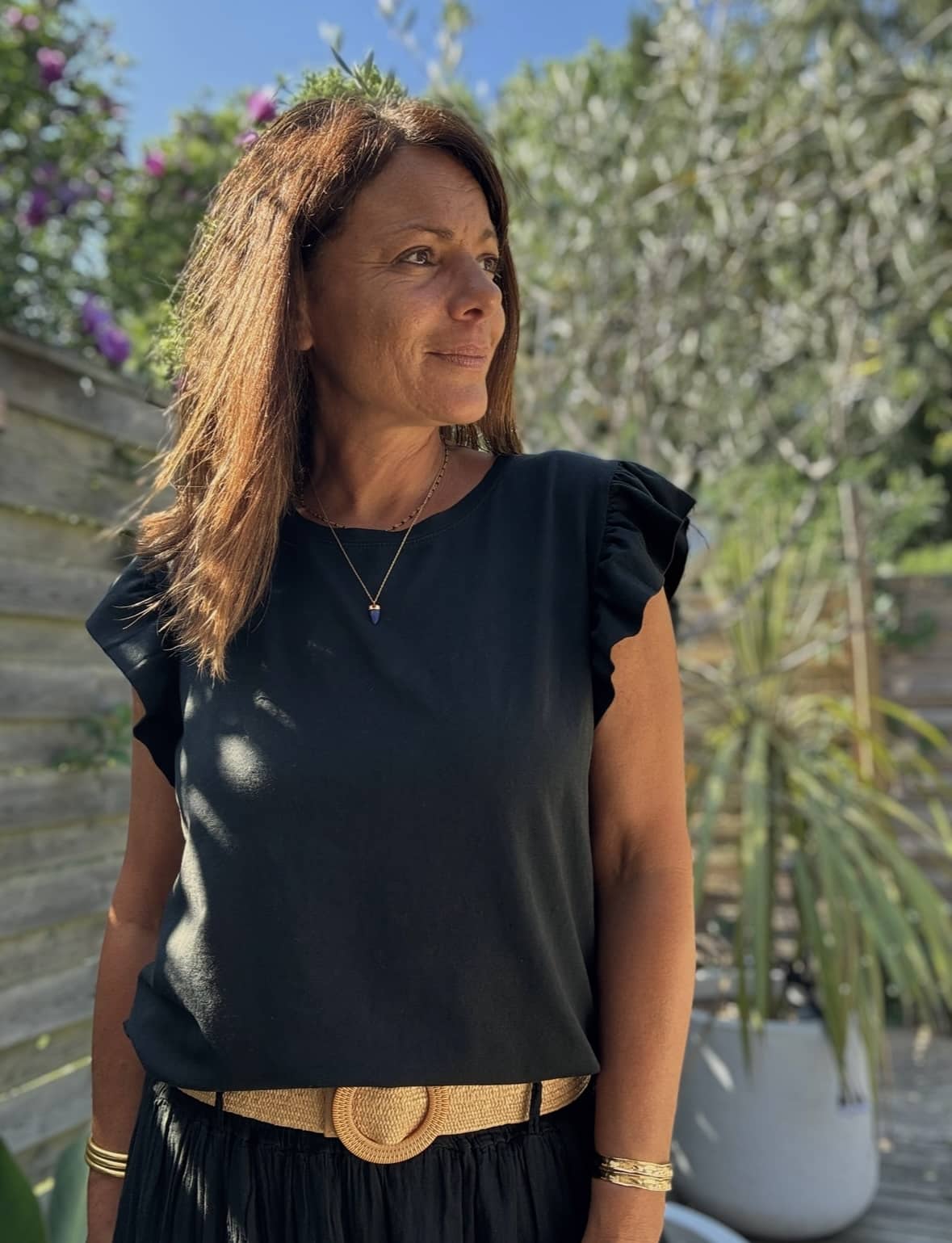 T-shirt Isaée – Noir Isaée revient dans son coloris noir intemporel. Un t-shirt basique, chic et féminin à avoir absolument. Couleur : noir (aussi disponible en vanille, camel, jean, marine, terracotta) Matière : coton doux Col : rond Manches : petit volant discret Coupe : droite Taille unique : convient du 36 au 40 Fabrication : italienne Une pièce qui allie élégance et confort. À porter au quotidien ou pour une allure plus habillée.