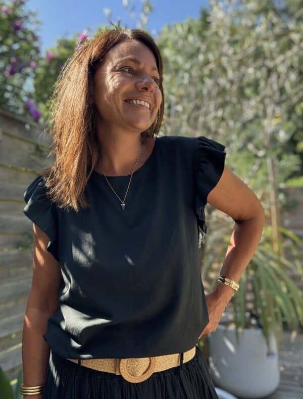 T-shirt Isaée – Noir Isaée revient dans son coloris noir intemporel. Un t-shirt basique, chic et féminin à avoir absolument. Couleur : noir (aussi disponible en vanille, camel, jean, marine, terracotta) Matière : coton doux Col : rond Manches : petit volant discret Coupe : droite Taille unique : convient du 36 au 40 Fabrication : italienne Une pièce qui allie élégance et confort. À porter au quotidien ou pour une allure plus habillée.