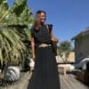 T-shirt Isaée – Noir Isaée revient dans son coloris noir intemporel. Un t-shirt basique, chic et féminin à avoir absolument. Couleur : noir (aussi disponible en vanille, camel, jean, marine, terracotta) Matière : coton doux Col : rond Manches : petit volant discret Coupe : droite Taille unique : convient du 36 au 40 Fabrication : italienne Une pièce qui allie élégance et confort. À porter au quotidien ou pour une allure plus habillée.