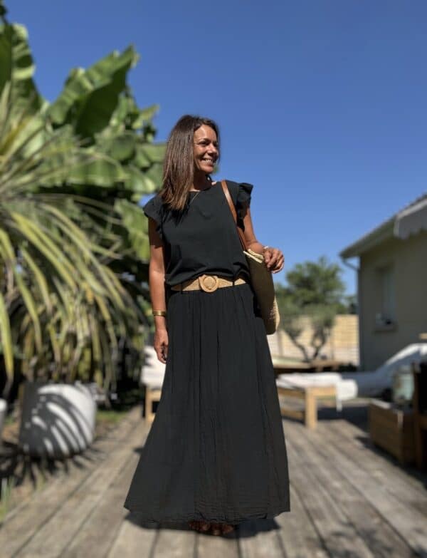 T-shirt Isaée – Noir Isaée revient dans son coloris noir intemporel. Un t-shirt basique, chic et féminin à avoir absolument. Couleur : noir (aussi disponible en vanille, camel, jean, marine, terracotta) Matière : coton doux Col : rond Manches : petit volant discret Coupe : droite Taille unique : convient du 36 au 40 Fabrication : italienne Une pièce qui allie élégance et confort. À porter au quotidien ou pour une allure plus habillée.
