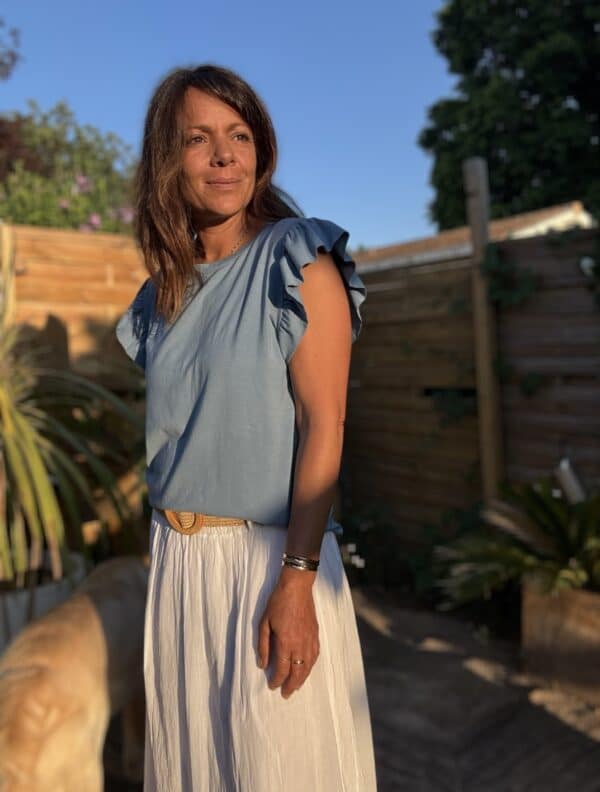 T-shirt Isaée – Jean Isaée revisite le t-shirt en version jean. Un bleu profond, une coupe droite, un coton doux. Simplement parfait. Couleur : jean (aussi disponible en vanille, camel, marine, terracotta, noir) Matière : coton doux Col : rond Manches : petit volant discret Coupe : droite Taille unique : convient du 36 au 40 Fabrication : italienne Un basique à la fois casual et féminin. Pour les looks du quotidien, avec élégance et confort.