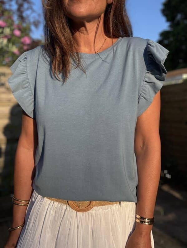 T-shirt Isaée – Jean Isaée revisite le t-shirt en version jean. Un bleu profond, une coupe droite, un coton doux. Simplement parfait. Couleur : jean (aussi disponible en vanille, camel, marine, terracotta, noir) Matière : coton doux Col : rond Manches : petit volant discret Coupe : droite Taille unique : convient du 36 au 40 Fabrication : italienne Un basique à la fois casual et féminin. Pour les looks du quotidien, avec élégance et confort.