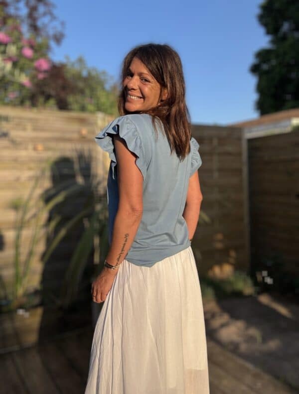 T-shirt Isaée – Jean Isaée revisite le t-shirt en version jean. Un bleu profond, une coupe droite, un coton doux. Simplement parfait. Couleur : jean (aussi disponible en vanille, camel, marine, terracotta, noir) Matière : coton doux Col : rond Manches : petit volant discret Coupe : droite Taille unique : convient du 36 au 40 Fabrication : italienne Un basique à la fois casual et féminin. Pour les looks du quotidien, avec élégance et confort.