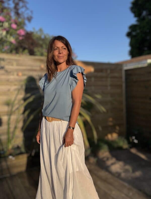 T-shirt Isaée – Jean Isaée revisite le t-shirt en version jean. Un bleu profond, une coupe droite, un coton doux. Simplement parfait. Couleur : jean (aussi disponible en vanille, camel, marine, terracotta, noir) Matière : coton doux Col : rond Manches : petit volant discret Coupe : droite Taille unique : convient du 36 au 40 Fabrication : italienne Un basique à la fois casual et féminin. Pour les looks du quotidien, avec élégance et confort.