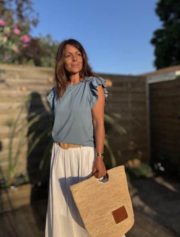 T-shirt Isaée – Jean Isaée revisite le t-shirt en version jean. Un bleu profond, une coupe droite, un coton doux. Simplement parfait. Couleur : jean (aussi disponible en vanille, camel, marine, terracotta, noir) Matière : coton doux Col : rond Manches : petit volant discret Coupe : droite Taille unique : convient du 36 au 40 Fabrication : italienne Un basique à la fois casual et féminin. Pour les looks du quotidien, avec élégance et confort.