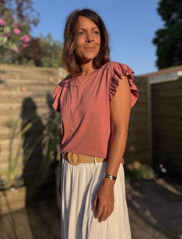 T-shirt Isaé – Terracotta Isaée s’habille de terracotta pour une allure chaude, douce et naturelle. Couleur : terracotta (existe aussi en vanille, camel, jean, marine, noir) Matière : coton doux Col : rond Manches : petit volant discret Coupe : droite Taille unique : convient du 36 au 40 Fabrication : italienne Un t-shirt aussi confortable que féminin. À adopter pour vos tenues du quotidien avec élégance.