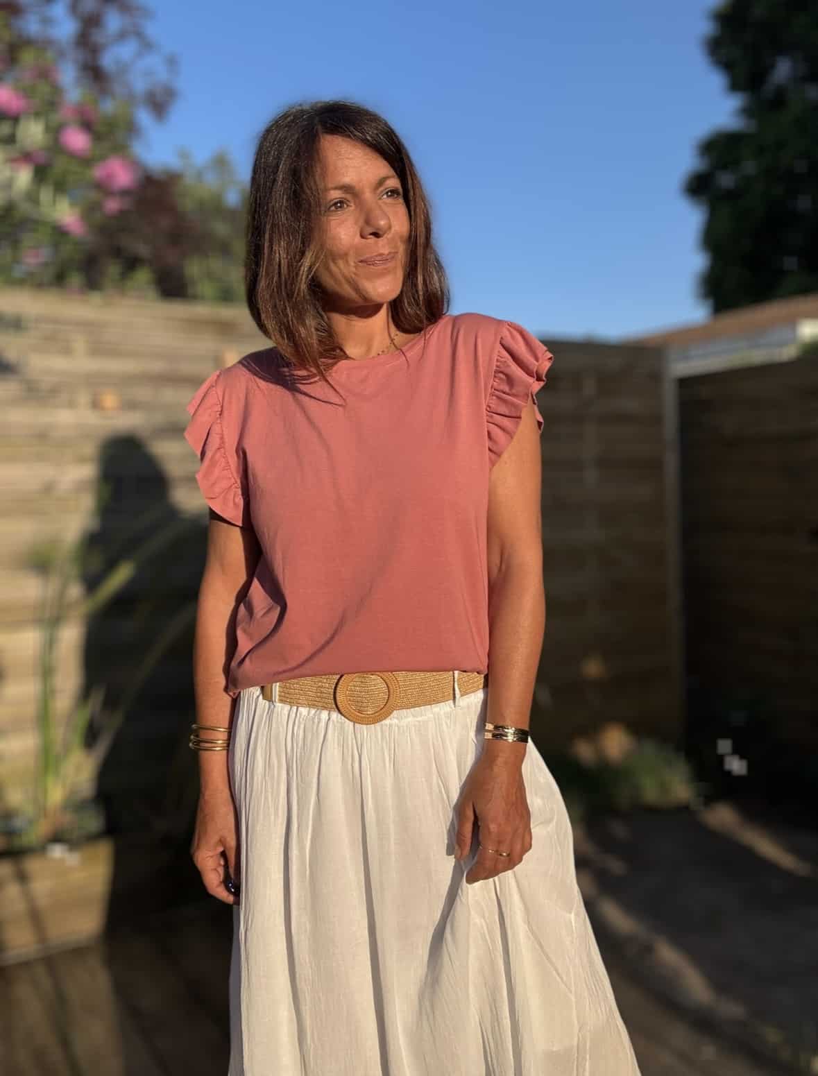 T-shirt Isaé – Terracotta Isaée s’habille de terracotta pour une allure chaude, douce et naturelle. Couleur : terracotta (existe aussi en vanille, camel, jean, marine, noir) Matière : coton doux Col : rond Manches : petit volant discret Coupe : droite Taille unique : convient du 36 au 40 Fabrication : italienne Un t-shirt aussi confortable que féminin. À adopter pour vos tenues du quotidien avec élégance.