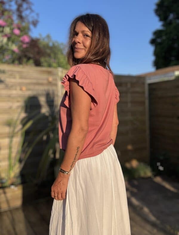 T-shirt Isaé – Terracotta Isaée s’habille de terracotta pour une allure chaude, douce et naturelle. Couleur : terracotta (existe aussi en vanille, camel, jean, marine, noir) Matière : coton doux Col : rond Manches : petit volant discret Coupe : droite Taille unique : convient du 36 au 40 Fabrication : italienne Un t-shirt aussi confortable que féminin. À adopter pour vos tenues du quotidien avec élégance.