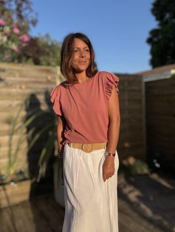 T-shirt Isaé – Terracotta Isaée s’habille de terracotta pour une allure chaude, douce et naturelle. Couleur : terracotta (existe aussi en vanille, camel, jean, marine, noir) Matière : coton doux Col : rond Manches : petit volant discret Coupe : droite Taille unique : convient du 36 au 40 Fabrication : italienne Un t-shirt aussi confortable que féminin. À adopter pour vos tenues du quotidien avec élégance.