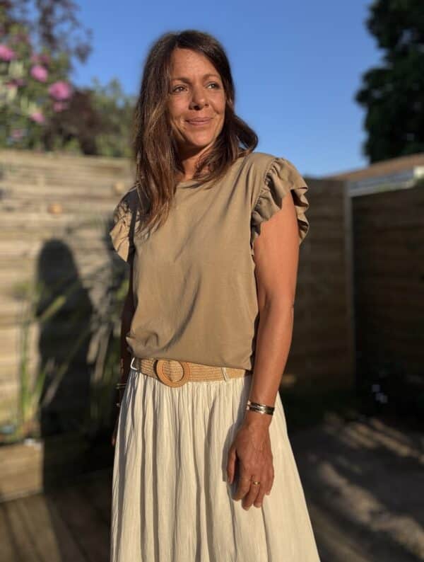 T-shirt Isaé – Camel Isaée est un t-shirt féminin et confortable à porter au quotidien, ici dans sa version camel lumineuse. Couleur : camel (aussi disponible en vanille, jean, marine, terracotta, noir) Matière : coton doux Col : rond Manches : volant discret Coupe : droite Taille unique : convient du 36 au 40 Fabrication : italienne Un basique revisité avec goût. Facile à porter, facile à aimer. À adopter sans hésiter.