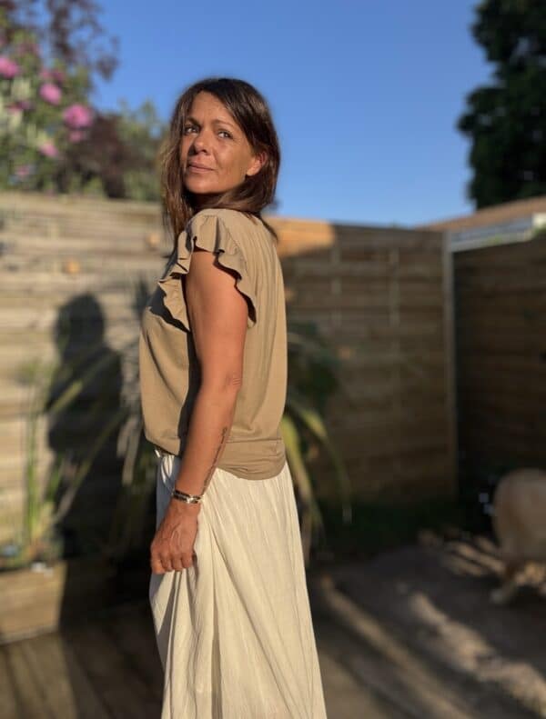T-shirt Isaé – Camel Isaée est un t-shirt féminin et confortable à porter au quotidien, ici dans sa version camel lumineuse. Couleur : camel (aussi disponible en vanille, jean, marine, terracotta, noir) Matière : coton doux Col : rond Manches : volant discret Coupe : droite Taille unique : convient du 36 au 40 Fabrication : italienne Un basique revisité avec goût. Facile à porter, facile à aimer. À adopter sans hésiter.