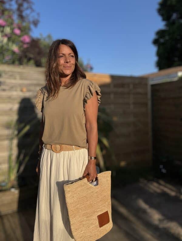 T-shirt Isaé – Camel Isaée est un t-shirt féminin et confortable à porter au quotidien, ici dans sa version camel lumineuse. Couleur : camel (aussi disponible en vanille, jean, marine, terracotta, noir) Matière : coton doux Col : rond Manches : volant discret Coupe : droite Taille unique : convient du 36 au 40 Fabrication : italienne Un basique revisité avec goût. Facile à porter, facile à aimer. À adopter sans hésiter.