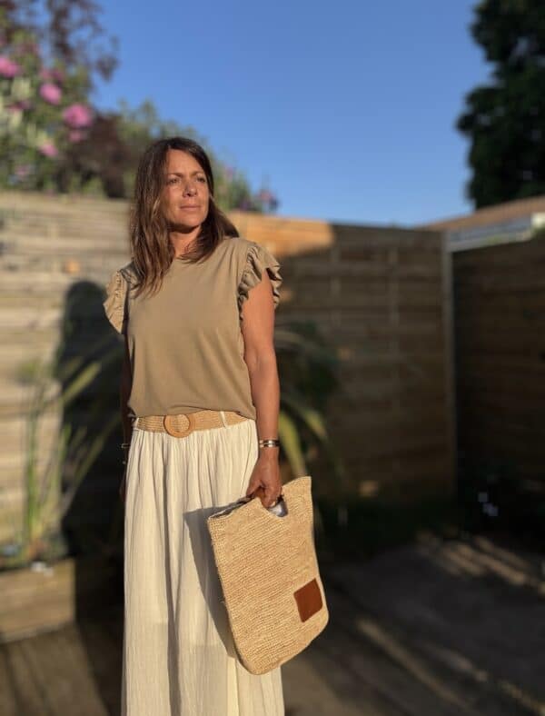 T-shirt Isaé – Camel Isaée est un t-shirt féminin et confortable à porter au quotidien, ici dans sa version camel lumineuse. Couleur : camel (aussi disponible en vanille, jean, marine, terracotta, noir) Matière : coton doux Col : rond Manches : volant discret Coupe : droite Taille unique : convient du 36 au 40 Fabrication : italienne Un basique revisité avec goût. Facile à porter, facile à aimer. À adopter sans hésiter.