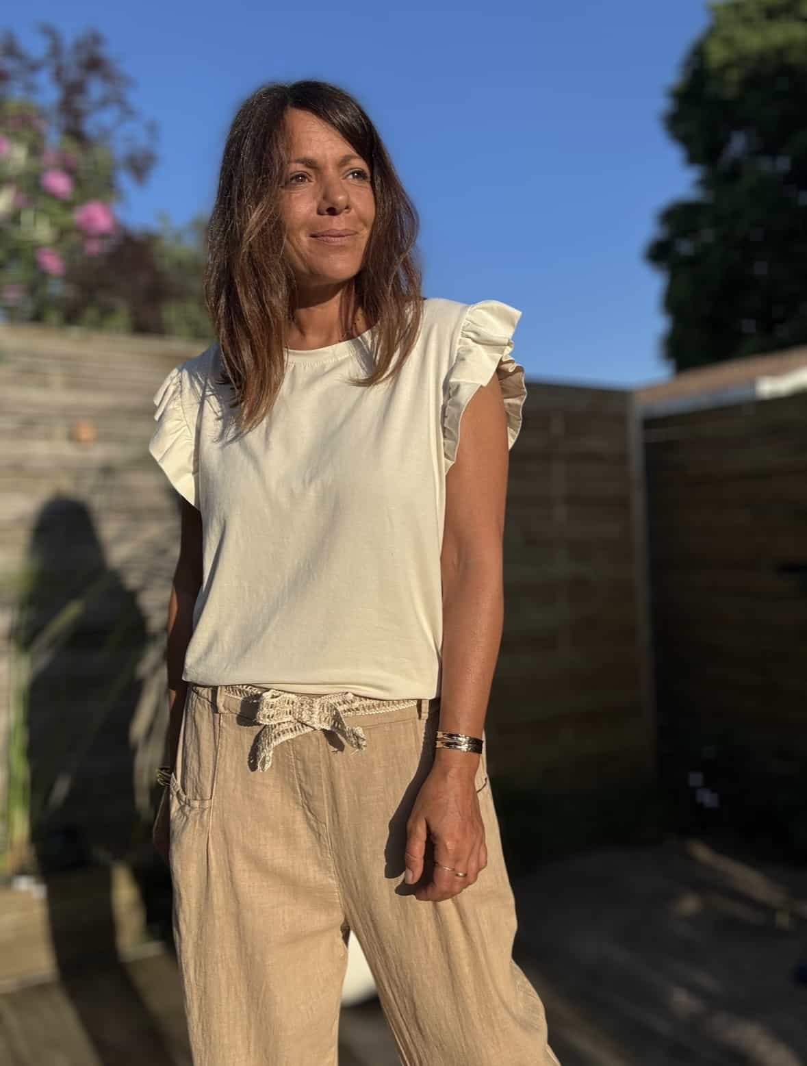 T-shirt Isaé – Vanille Isaé est le t-shirt parfait pour une allure féminine, naturelle et chic. Couleur : vanille (disponible aussi en camel, jean, marine, terracotta, noir) Matière : coton doux Col : rond Manches : petit volant discret Coupe : droite Taille unique : convient du 36 au 40 Fabrication : italienne Un essentiel du dressing, confortable, bien coupé et délicatement féminin. À associer selon vos envies !