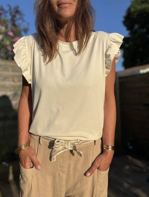 T-shirt Isaé – Vanille Isaé est le t-shirt parfait pour une allure féminine, naturelle et chic. Couleur : vanille (disponible aussi en camel, jean, marine, terracotta, noir) Matière : coton doux Col : rond Manches : petit volant discret Coupe : droite Taille unique : convient du 36 au 40 Fabrication : italienne Un essentiel du dressing, confortable, bien coupé et délicatement féminin. À associer selon vos envies !