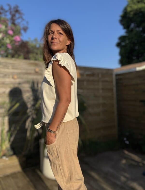 T-shirt Isaé – Vanille Isaé est le t-shirt parfait pour une allure féminine, naturelle et chic. Couleur : vanille (disponible aussi en camel, jean, marine, terracotta, noir) Matière : coton doux Col : rond Manches : petit volant discret Coupe : droite Taille unique : convient du 36 au 40 Fabrication : italienne Un essentiel du dressing, confortable, bien coupé et délicatement féminin. À associer selon vos envies !