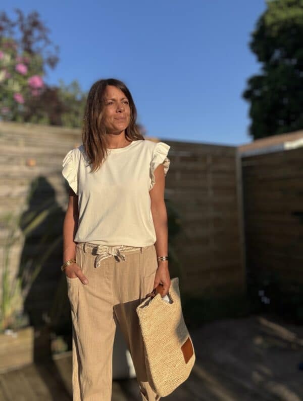 T-shirt Isaé – Vanille Isaé est le t-shirt parfait pour une allure féminine, naturelle et chic. Couleur : vanille (disponible aussi en camel, jean, marine, terracotta, noir) Matière : coton doux Col : rond Manches : petit volant discret Coupe : droite Taille unique : convient du 36 au 40 Fabrication : italienne Un essentiel du dressing, confortable, bien coupé et délicatement féminin. À associer selon vos envies !
