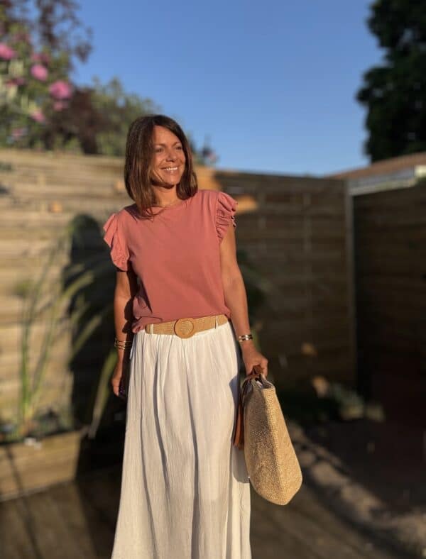 T-shirt Isaé – Terracotta Isaée s’habille de terracotta pour une allure chaude, douce et naturelle. Couleur : terracotta (existe aussi en vanille, camel, jean, marine, noir) Matière : coton doux Col : rond Manches : petit volant discret Coupe : droite Taille unique : convient du 36 au 40 Fabrication : italienne Un t-shirt aussi confortable que féminin. À adopter pour vos tenues du quotidien avec élégance.