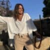 Blouse Agathe – Voile de Coton Blanc La blouse Agathe blanche est une pièce fluide et féminine à avoir dans sa garde-robe. Son voile de coton léger assure confort et élégance. Elle présente une coupe oversize flatteuse et un col V orné de dentelle, pour une touche romantique. Les manches 3/4, finies par un élastique discret, ajoutent de la souplesse au mouvement. La taille unique convient aux morphologies du 38 au 44. Fabriquée avec soin en Italie, cette blouse allie qualité et légèreté. Coloris : blanc Matière : voile de coton Col V avec finition dentelle Manches trois quarts avec élastique Coupe oversize Taille unique : convient du 38 au 44 Fabriquée en Italie