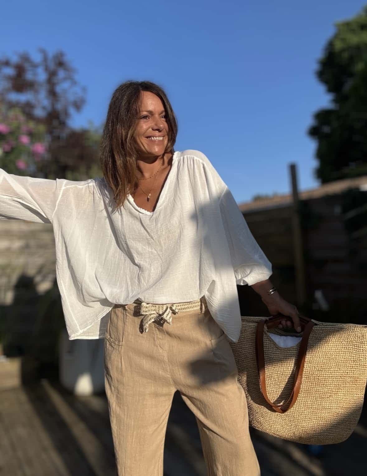 Blouse Agathe – Voile de Coton Blanc La blouse Agathe blanche est une pièce fluide et féminine à avoir dans sa garde-robe. Son voile de coton léger assure confort et élégance. Elle présente une coupe oversize flatteuse et un col V orné de dentelle, pour une touche romantique. Les manches 3/4, finies par un élastique discret, ajoutent de la souplesse au mouvement. La taille unique convient aux morphologies du 38 au 44. Fabriquée avec soin en Italie, cette blouse allie qualité et légèreté. Coloris : blanc Matière : voile de coton Col V avec finition dentelle Manches trois quarts avec élastique Coupe oversize Taille unique : convient du 38 au 44 Fabriquée en Italie