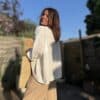 Blouse Agathe – Voile de Coton Blanc La blouse Agathe blanche est une pièce fluide et féminine à avoir dans sa garde-robe. Son voile de coton léger assure confort et élégance. Elle présente une coupe oversize flatteuse et un col V orné de dentelle, pour une touche romantique. Les manches 3/4, finies par un élastique discret, ajoutent de la souplesse au mouvement. La taille unique convient aux morphologies du 38 au 44. Fabriquée avec soin en Italie, cette blouse allie qualité et légèreté. Coloris : blanc Matière : voile de coton Col V avec finition dentelle Manches trois quarts avec élastique Coupe oversize Taille unique : convient du 38 au 44 Fabriquée en Italie