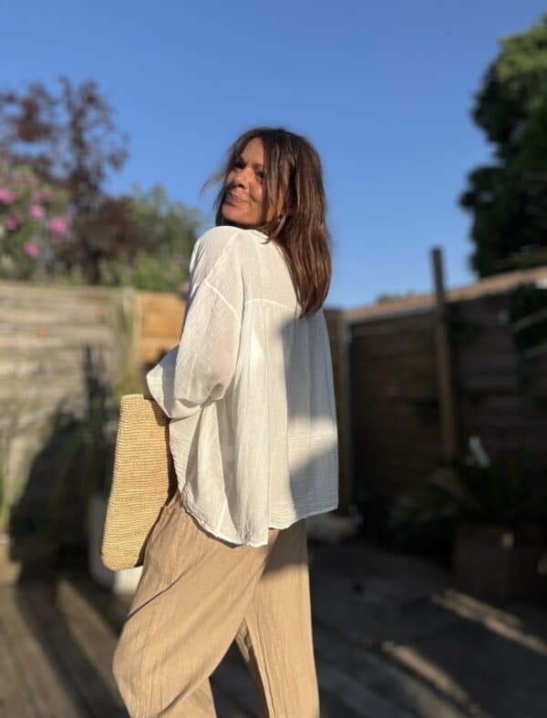 Blouse Agathe – Voile de Coton Blanc La blouse Agathe blanche est une pièce fluide et féminine à avoir dans sa garde-robe. Son voile de coton léger assure confort et élégance. Elle présente une coupe oversize flatteuse et un col V orné de dentelle, pour une touche romantique. Les manches 3/4, finies par un élastique discret, ajoutent de la souplesse au mouvement. La taille unique convient aux morphologies du 38 au 44. Fabriquée avec soin en Italie, cette blouse allie qualité et légèreté. Coloris : blanc Matière : voile de coton Col V avec finition dentelle Manches trois quarts avec élastique Coupe oversize Taille unique : convient du 38 au 44 Fabriquée en Italie