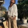 Blouse Agathe – Voile de Coton Blanc La blouse Agathe blanche est une pièce fluide et féminine à avoir dans sa garde-robe. Son voile de coton léger assure confort et élégance. Elle présente une coupe oversize flatteuse et un col V orné de dentelle, pour une touche romantique. Les manches 3/4, finies par un élastique discret, ajoutent de la souplesse au mouvement. La taille unique convient aux morphologies du 38 au 44. Fabriquée avec soin en Italie, cette blouse allie qualité et légèreté. Coloris : blanc Matière : voile de coton Col V avec finition dentelle Manches trois quarts avec élastique Coupe oversize Taille unique : convient du 38 au 44 Fabriquée en Italie
