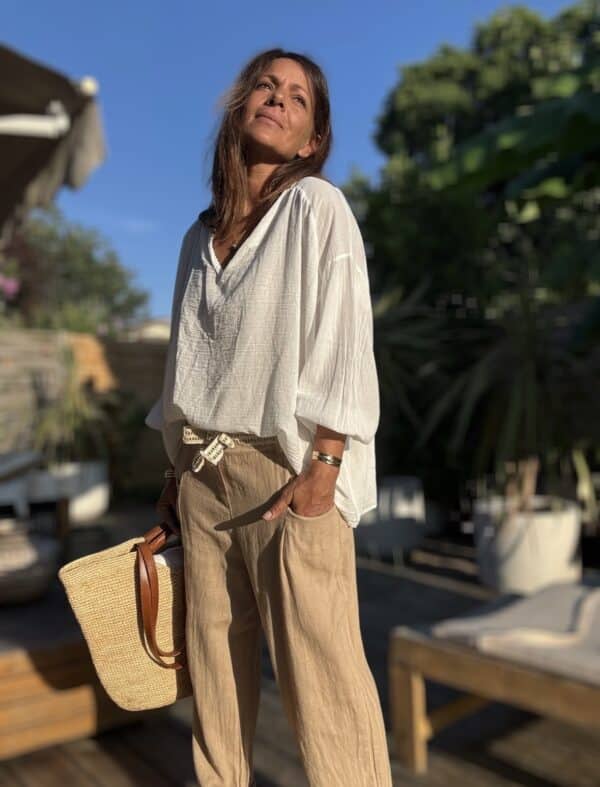 Blouse Agathe – Voile de Coton Blanc La blouse Agathe blanche est une pièce fluide et féminine à avoir dans sa garde-robe. Son voile de coton léger assure confort et élégance. Elle présente une coupe oversize flatteuse et un col V orné de dentelle, pour une touche romantique. Les manches 3/4, finies par un élastique discret, ajoutent de la souplesse au mouvement. La taille unique convient aux morphologies du 38 au 44. Fabriquée avec soin en Italie, cette blouse allie qualité et légèreté. Coloris : blanc Matière : voile de coton Col V avec finition dentelle Manches trois quarts avec élastique Coupe oversize Taille unique : convient du 38 au 44 Fabriquée en Italie