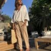 Blouse Agathe – Voile de Coton Blanc La blouse Agathe blanche est une pièce fluide et féminine à avoir dans sa garde-robe. Son voile de coton léger assure confort et élégance. Elle présente une coupe oversize flatteuse et un col V orné de dentelle, pour une touche romantique. Les manches 3/4, finies par un élastique discret, ajoutent de la souplesse au mouvement. La taille unique convient aux morphologies du 38 au 44. Fabriquée avec soin en Italie, cette blouse allie qualité et légèreté. Coloris : blanc Matière : voile de coton Col V avec finition dentelle Manches trois quarts avec élastique Coupe oversize Taille unique : convient du 38 au 44 Fabriquée en Italie
