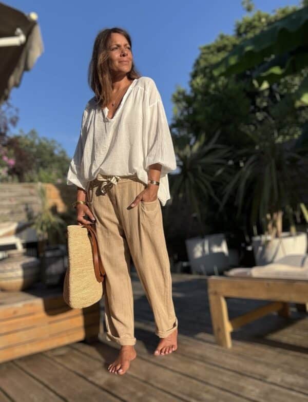Blouse Agathe – Voile de Coton Blanc La blouse Agathe blanche est une pièce fluide et féminine à avoir dans sa garde-robe. Son voile de coton léger assure confort et élégance. Elle présente une coupe oversize flatteuse et un col V orné de dentelle, pour une touche romantique. Les manches 3/4, finies par un élastique discret, ajoutent de la souplesse au mouvement. La taille unique convient aux morphologies du 38 au 44. Fabriquée avec soin en Italie, cette blouse allie qualité et légèreté. Coloris : blanc Matière : voile de coton Col V avec finition dentelle Manches trois quarts avec élastique Coupe oversize Taille unique : convient du 38 au 44 Fabriquée en Italie