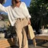 Blouse Agathe – Voile de Coton Blanc La blouse Agathe blanche est une pièce fluide et féminine à avoir dans sa garde-robe. Son voile de coton léger assure confort et élégance. Elle présente une coupe oversize flatteuse et un col V orné de dentelle, pour une touche romantique. Les manches 3/4, finies par un élastique discret, ajoutent de la souplesse au mouvement. La taille unique convient aux morphologies du 38 au 44. Fabriquée avec soin en Italie, cette blouse allie qualité et légèreté. Coloris : blanc Matière : voile de coton Col V avec finition dentelle Manches trois quarts avec élastique Coupe oversize Taille unique : convient du 38 au 44 Fabriquée en Italie