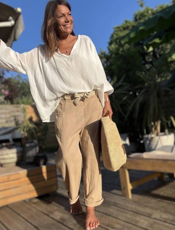 Blouse Agathe – Voile de Coton Blanc La blouse Agathe blanche est une pièce fluide et féminine à avoir dans sa garde-robe. Son voile de coton léger assure confort et élégance. Elle présente une coupe oversize flatteuse et un col V orné de dentelle, pour une touche romantique. Les manches 3/4, finies par un élastique discret, ajoutent de la souplesse au mouvement. La taille unique convient aux morphologies du 38 au 44. Fabriquée avec soin en Italie, cette blouse allie qualité et légèreté. Coloris : blanc Matière : voile de coton Col V avec finition dentelle Manches trois quarts avec élastique Coupe oversize Taille unique : convient du 38 au 44 Fabriquée en Italie
