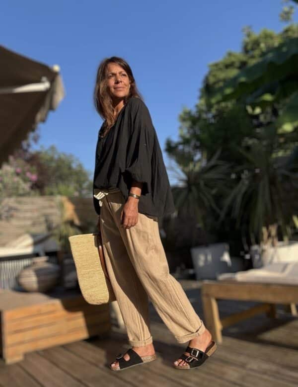 Blouse Agathe – Voile de Coton Noir La blouse Agathe est un vrai coup de cœur. Son voile de coton léger assure un confort absolu en toute saison. Sa coupe oversize apporte fluidité et élégance. Le col V est sublimé par une dentelle de coton délicate. Les manches 3/4 se terminent par un élastique souple, pour un tombé impeccable. Elle convient à une taille unique (38 à 44). Chaque pièce est fabriquée en Italie, avec soin et qualité. Coloris : noir Matière : voile de coton Col V avec finition dentelle Manches trois quarts avec élastique Coupe oversize Taille unique : convient du 38 au 44 Fabriquée en Italie