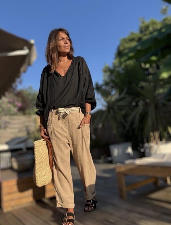 Blouse Agathe – Voile de Coton Noir La blouse Agathe est un vrai coup de cœur. Son voile de coton léger assure un confort absolu en toute saison. Sa coupe oversize apporte fluidité et élégance. Le col V est sublimé par une dentelle de coton délicate. Les manches 3/4 se terminent par un élastique souple, pour un tombé impeccable. Elle convient à une taille unique (38 à 44). Chaque pièce est fabriquée en Italie, avec soin et qualité. Coloris : noir Matière : voile de coton Col V avec finition dentelle Manches trois quarts avec élastique Coupe oversize Taille unique : convient du 38 au 44 Fabriquée en Italie