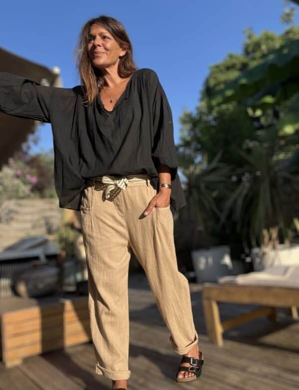 Blouse Agathe – Voile de Coton Noir La blouse Agathe est un vrai coup de cœur. Son voile de coton léger assure un confort absolu en toute saison. Sa coupe oversize apporte fluidité et élégance. Le col V est sublimé par une dentelle de coton délicate. Les manches 3/4 se terminent par un élastique souple, pour un tombé impeccable. Elle convient à une taille unique (38 à 44). Chaque pièce est fabriquée en Italie, avec soin et qualité. Coloris : noir Matière : voile de coton Col V avec finition dentelle Manches trois quarts avec élastique Coupe oversize Taille unique : convient du 38 au 44 Fabriquée en Italie