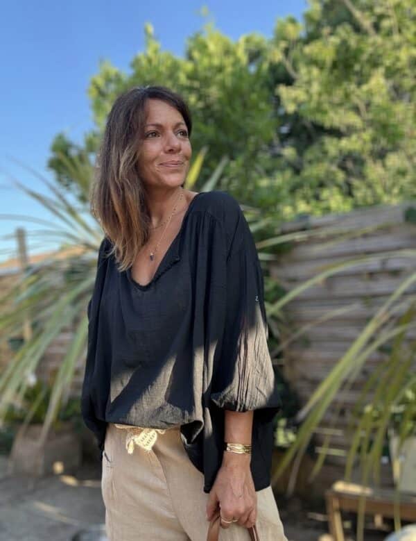 Blouse Agathe – Voile de Coton Noir La blouse Agathe est un vrai coup de cœur. Son voile de coton léger assure un confort absolu en toute saison. Sa coupe oversize apporte fluidité et élégance. Le col V est sublimé par une dentelle de coton délicate. Les manches 3/4 se terminent par un élastique souple, pour un tombé impeccable. Elle convient à une taille unique (38 à 44). Chaque pièce est fabriquée en Italie, avec soin et qualité. Coloris : noir Matière : voile de coton Col V avec finition dentelle Manches trois quarts avec élastique Coupe oversize Taille unique : convient du 38 au 44 Fabriquée en Italie