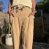 Azélie – Pantalon Camel Léger en Lin et Coton Découvrez Azeli, le pantalon camel pensé pour l’été. Confectionné en 50% coton et 50% lin, il séduit par sa légèreté et son tombé fluide. Sa coupe droite ample convient à toutes les silhouettes. La taille élastique assure confort et maintien sans serrer. En bonus, une ceinture amovible en jute et coton pour un look naturel et raffiné. Ce pantalon dispose de poches pratiques à l’avant et à l’arrière. Sa taille unique convient du 36 au 42. Il est fabriqué en Italie, avec soin et exigence. À associer avec un top léger, un débardeur ou une chemise rentrée. Idéal en ville comme en vacances. Coloris : camel Matière : 50% coton – 50% lin Ceinture amovible (jute & coton) Taille élastique Coupe droite et ample Taille unique : convient du 36 au 40 Fabriqué en Italie