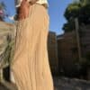 Azélie – Pantalon Camel Léger en Lin et Coton Découvrez Azeli, le pantalon camel pensé pour l’été. Confectionné en 50% coton et 50% lin, il séduit par sa légèreté et son tombé fluide. Sa coupe droite ample convient à toutes les silhouettes. La taille élastique assure confort et maintien sans serrer. En bonus, une ceinture amovible en jute et coton pour un look naturel et raffiné. Ce pantalon dispose de poches pratiques à l’avant et à l’arrière. Sa taille unique convient du 36 au 42. Il est fabriqué en Italie, avec soin et exigence. À associer avec un top léger, un débardeur ou une chemise rentrée. Idéal en ville comme en vacances. Coloris : camel Matière : 50% coton – 50% lin Ceinture amovible (jute & coton) Taille élastique Coupe droite et ample Taille unique : convient du 36 au 40 Fabriqué en Italie