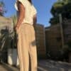 Azélie – Pantalon Camel Léger en Lin et Coton Découvrez Azeli, le pantalon camel pensé pour l’été. Confectionné en 50% coton et 50% lin, il séduit par sa légèreté et son tombé fluide. Sa coupe droite ample convient à toutes les silhouettes. La taille élastique assure confort et maintien sans serrer. En bonus, une ceinture amovible en jute et coton pour un look naturel et raffiné. Ce pantalon dispose de poches pratiques à l’avant et à l’arrière. Sa taille unique convient du 36 au 42. Il est fabriqué en Italie, avec soin et exigence. À associer avec un top léger, un débardeur ou une chemise rentrée. Idéal en ville comme en vacances. Coloris : camel Matière : 50% coton – 50% lin Ceinture amovible (jute & coton) Taille élastique Coupe droite et ample Taille unique : convient du 36 au 40 Fabriqué en Italie