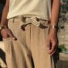 Azélie – Pantalon Camel Léger en Lin et Coton Découvrez Azeli, le pantalon camel pensé pour l’été. Confectionné en 50% coton et 50% lin, il séduit par sa légèreté et son tombé fluide. Sa coupe droite ample convient à toutes les silhouettes. La taille élastique assure confort et maintien sans serrer. En bonus, une ceinture amovible en jute et coton pour un look naturel et raffiné. Ce pantalon dispose de poches pratiques à l’avant et à l’arrière. Sa taille unique convient du 36 au 40. Il est fabriqué en Italie, avec soin et exigence. À associer avec un top léger, un débardeur ou une chemise rentrée. Idéal en ville comme en vacances. Coloris : camel Matière : 50% coton – 50% lin Ceinture amovible (jute & coton) Taille élastique Coupe droite et ample Taille unique : convient du 36 au 42 Fabriqué en Italie