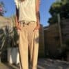Azélie – Pantalon Camel Léger en Lin et Coton Découvrez Azeli, le pantalon camel pensé pour l’été. Confectionné en 50% coton et 50% lin, il séduit par sa légèreté et son tombé fluide. Sa coupe droite ample convient à toutes les silhouettes. La taille élastique assure confort et maintien sans serrer. En bonus, une ceinture amovible en jute et coton pour un look naturel et raffiné. Ce pantalon dispose de poches pratiques à l’avant et à l’arrière. Sa taille unique convient du 36 au 40. Il est fabriqué en Italie, avec soin et exigence. À associer avec un top léger, un débardeur ou une chemise rentrée. Idéal en ville comme en vacances. Coloris : camel Matière : 50% coton – 50% lin Ceinture amovible (jute & coton) Taille élastique Coupe droite et ample Taille unique : convient du 36 au 42 Fabriqué en Italie